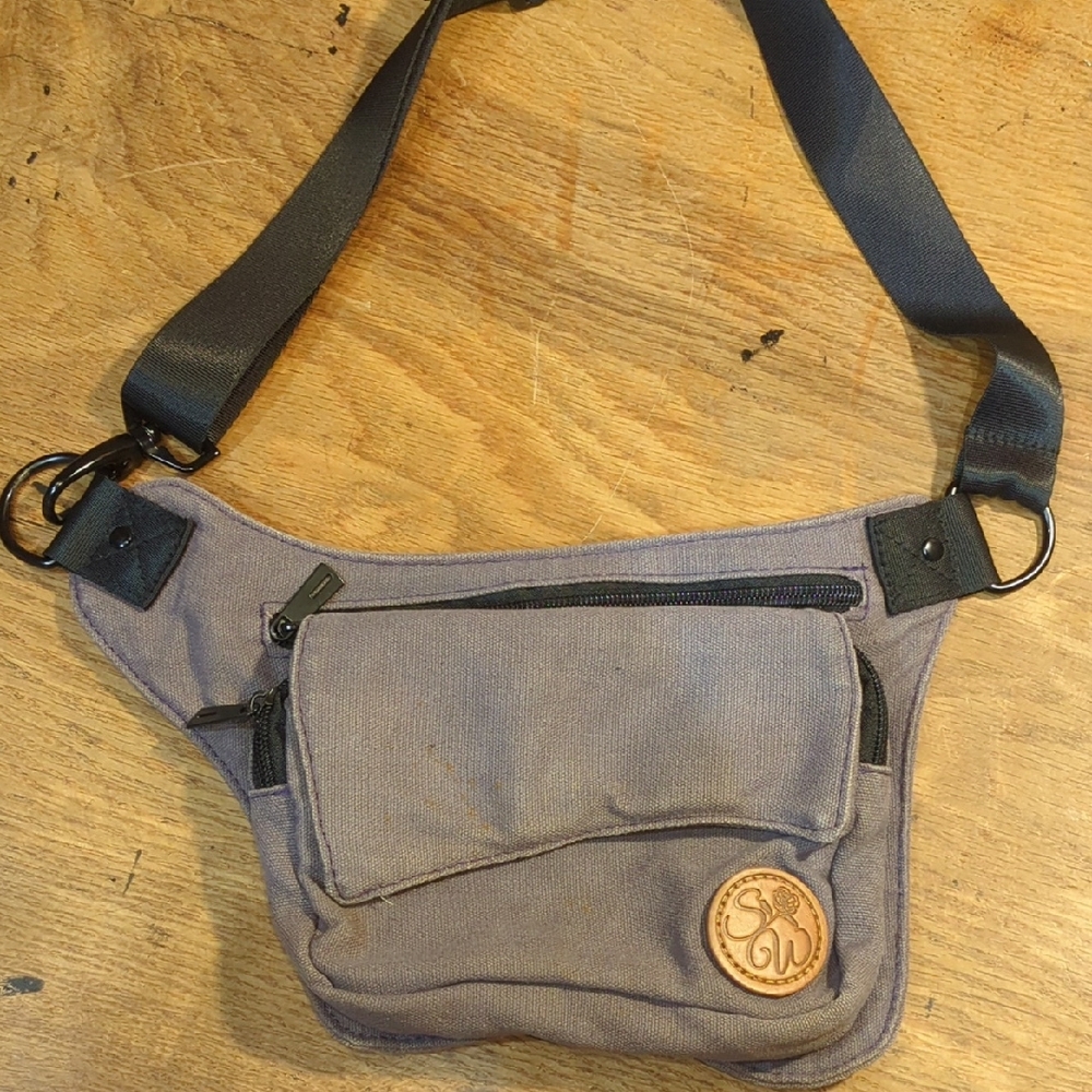 Elegant Gray Crossbody Bag with Adjustable Strap